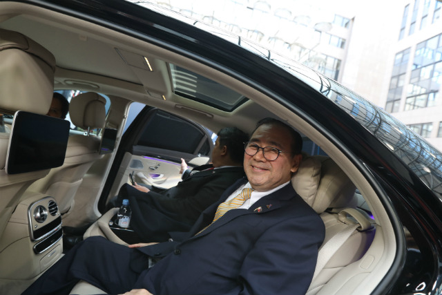 GETTING READY. Foreign Secretary Teodoro Locsin Jr prepares to get off his vehicle to attend the 12th Asia-Europe Meeting (ASEM) Summit in Brussels, Belgium on October 19, 2018. MalacaÃ±ang photo 