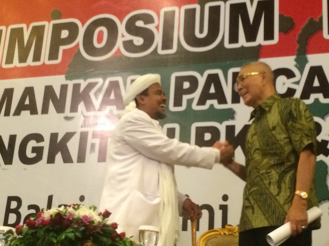 AKUR. Ketua FPI Habib Rizieq tampak akrab dengan Try Sutrisno dalam acara simposium nasional tandingan, Selasa, 1 Juni. Foto oleh Febriana Firdaus/Rappler