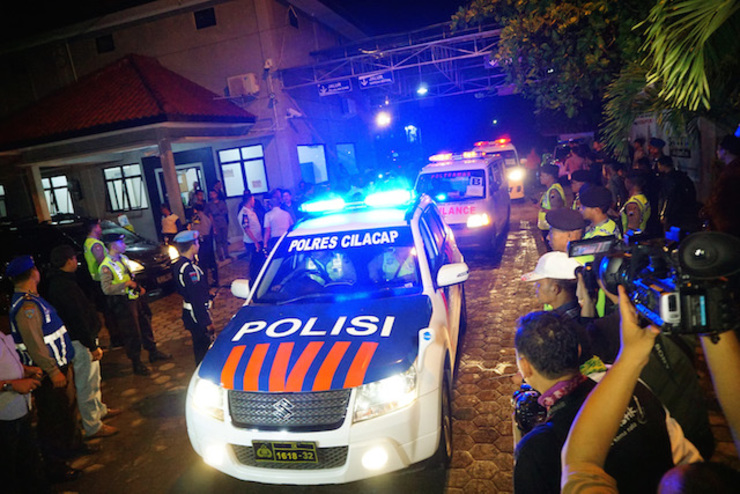 EXECUTED. An Indonesian police car leads ambulances carrying five bodies of prisoners out of Wijayapura port as they arrived from Nusakambangan Island prison complex, after their execution under the death row for drug trafficking, in Cilacap, Central Java, on January 18, 2015. Photo by Bayu Nur/EPA 