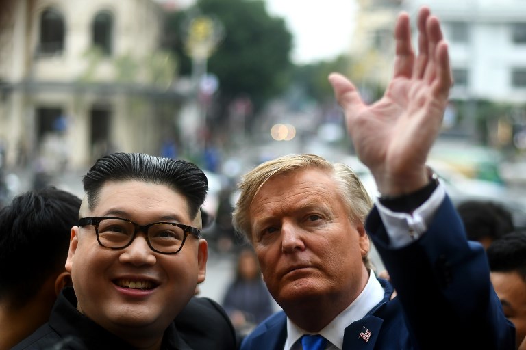 DEADRINGERS. Kim Jong Un and Donald Trump impersonators Howard X (L) and Dennis Alan (R) shakes hands during a promotional event on June 9, 2018 in Singapore. 
TOH TING WEI / AFP 