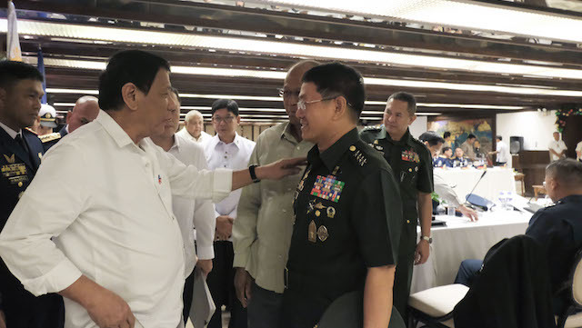 COMMAND CONFERENCE. In this file photo, President Duterte talks to AFP chief Eduardo Año after a command conference on January 6, 2017. Malacañang photo 