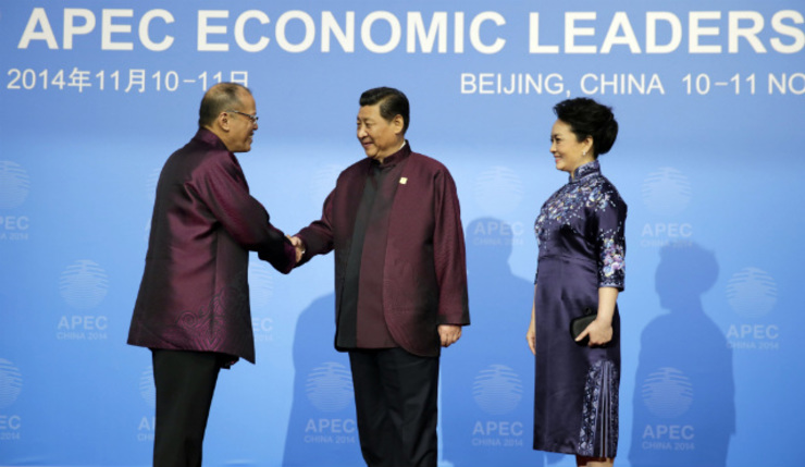 'WELCOME TO CHINA.' Chinese President Xi Jinping and Madame Peng Li Yuan welcome Philippine President Benigno Aquino III at a welcome dinner during the 22nd Asia-Pacific Economic Cooperation Leaders' Meeting on November 10, 2014. Photo by Gil Nartea/Malacañang Photo Bureau