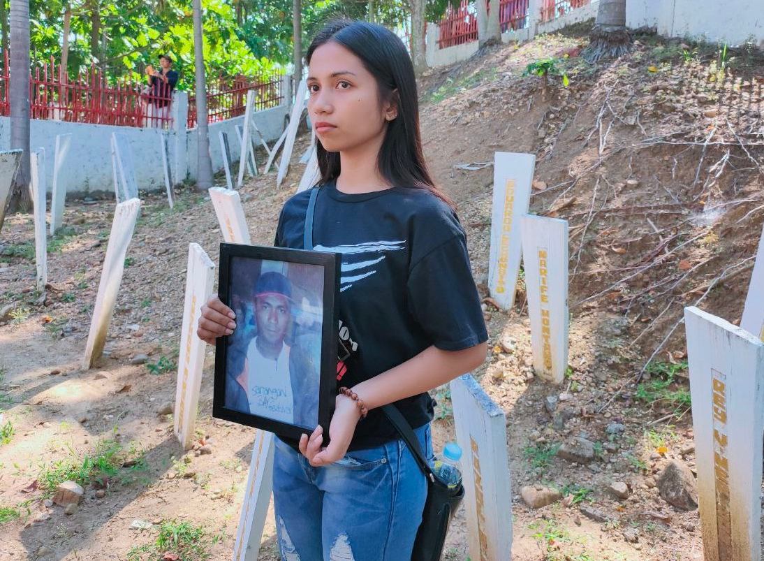 JUSTICE. 20-year-old Nicole Morales holds the photo of his father Rosell, whom she lost in November 23, 2009, in the deadly Ampatuan massacre that killed 58 people, 32 of them journalists. Photo by Lian Buan/Rappler  