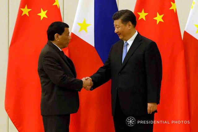 BILATERAL MEETING. Philippine President Rodrigo Duterte shakes hands with Chinese President Xi Jinping after their bilateral meeting at the Boao State Guesthouse on April 10, 2018. Malacañang file photo 