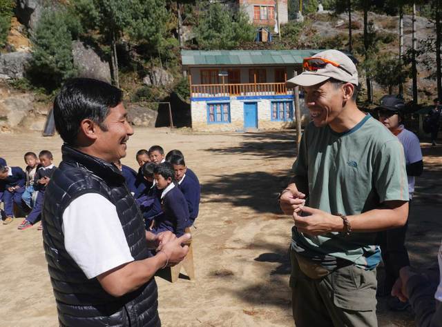 Romi chats with the principal of Monju Middle School 