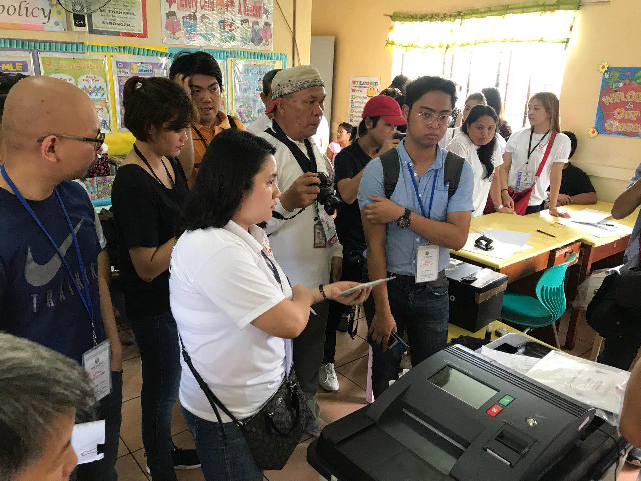 GLITCH. The voting machine at the precinct, reelectionist senator Grace Poe is supposed to vote, is not working. Photo by Aika Rey/Rappler 