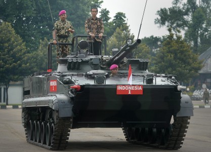 Presiden Joko Widodo berada di atas tank Amphibi BMP-3 milik TNI AL saat memeriksa pasukan Marinir di Lapangan Utama Markas Korps Marinir, Cilandak, Jakarta Selatan, Jumat (11/11). Foto oleh Yudhi Mahatma/ANTARA 