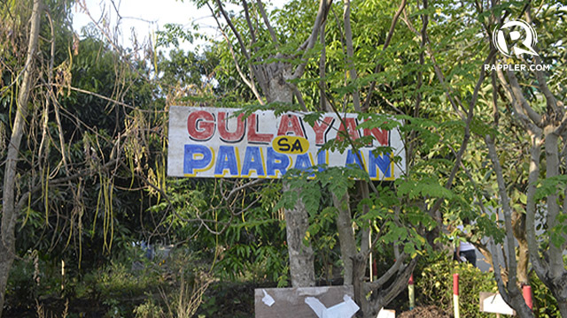 GULAYAN SA PAARALAN. A small lot located in the back area of the school houses a food source of more than 50 families. Photo by Jodesz Gavilan/Rappler 