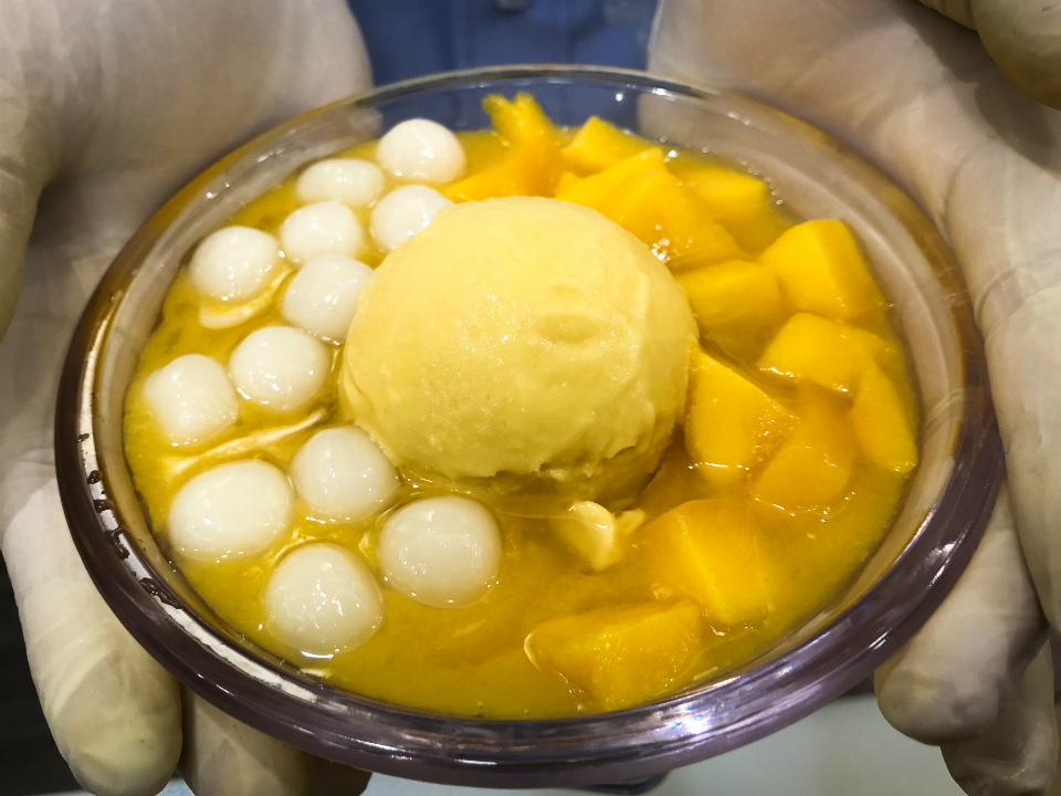 TOP DESSERT. Mango Chewy Ball combines freshly cut mangoes, an ice cream-like puree of the fruit, and some chewy balls which are similar to our bilo-bilo.  