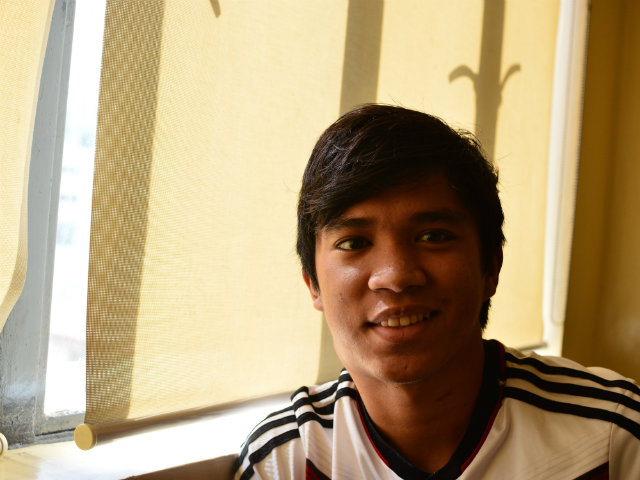 UP FOOTBALLER. Rogie Maglinas, seen here smiling and staying positive amid a cancer battle, has passed away. File photo by Bob Guerrero/Rappler 