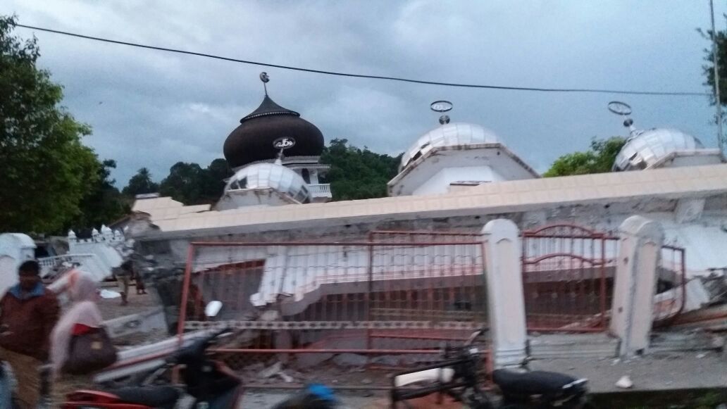 Masjid Ulee Glee di Kecamatan Bandar Baru Kab Pidie Jaya runtuh akibat gempa 6.5 SR di Pidie Jaya, Rabu (7.12). Foto dari @Sutopo_BNPB/Twitter