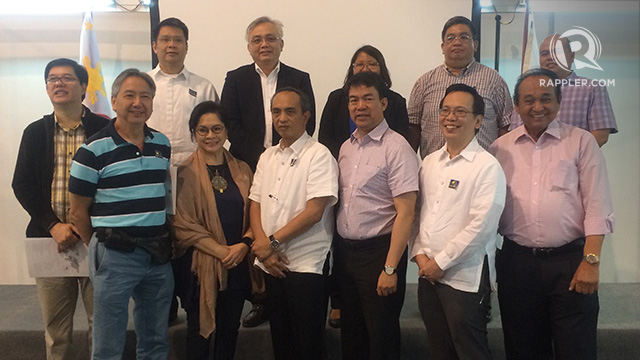 AES FORUM. Members of the Comelec Advisory Council pose with Senator Aquilino Pimentel III (front row, 3rd from right) and Comelec commissioners during the Automated Election Systems (AES) Forum on Sunday, July 27. Photo by Michael Bueza/ Rappler