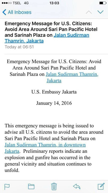 Pesan dari Kedutaan Amerika Serikat yang meminta agar warga AS menghindari area Sarinah. Pesan tertulis sudah dikirim sejak pukul 06.51 pagi. Foto @Uang_Kita