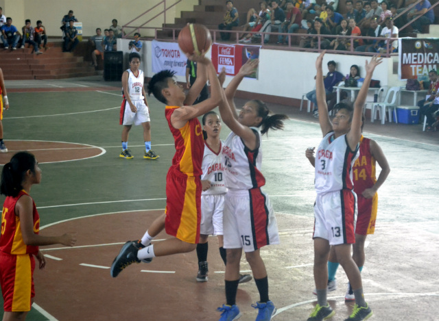 SWIFT DRIVE. Central Luzon’s Joyce Ramirez (center) breaks the defense of her guard. Photo by Harley Aglosolos/Rappler 
