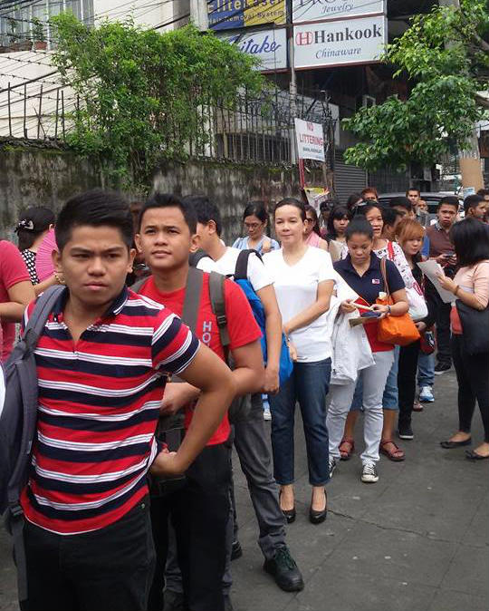 MRT3 EXPERIENCE. Senator Grace Poe takes the much-maligned MRT3 herself days before she is set to chair a hearing on the train line. Photo courtesy of Myrnalyn Lavapie/Senator Grace Poe's Office