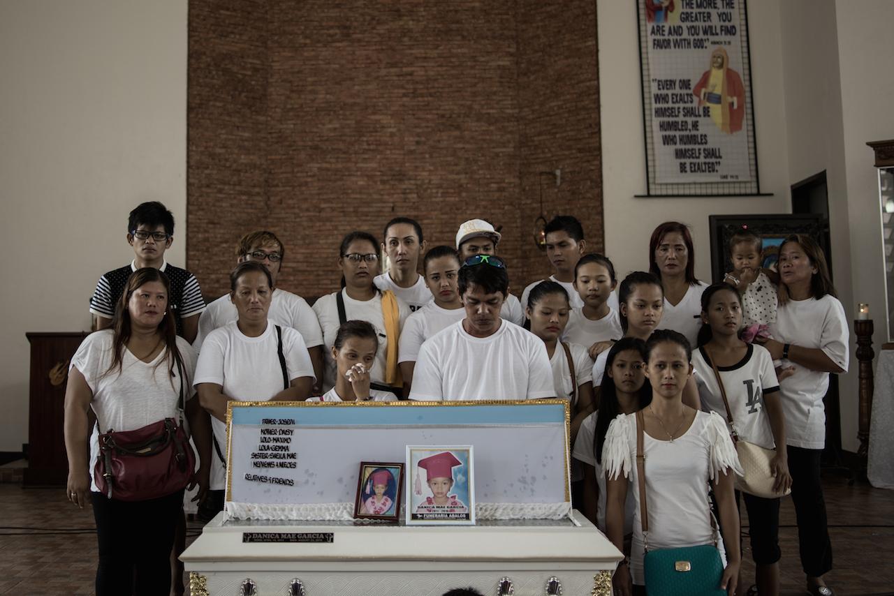 LOSS. The family of 5-year-old Danica Mae Garcia, killed in the crossfire of by masked men, on the day of her burial. Photo by Carlo Gabuco / HRW    