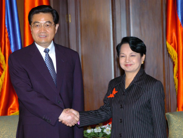 STATE VISIT. Philippine President Gloria Arroyo (right) and her visiting Chinese counterpart Hu Jintao (left) shake hands at the Malacañang presidential palace in Manila on April 27, 2005. Photo by Jay Directo/Pool/AFP  