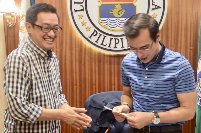 TURNOVER. Rizal Park Hotel chairman Ramon Paz hands over a P10-million check to Manila Mayor Isko Moreno in City Hall. Photo from Manila PIO 