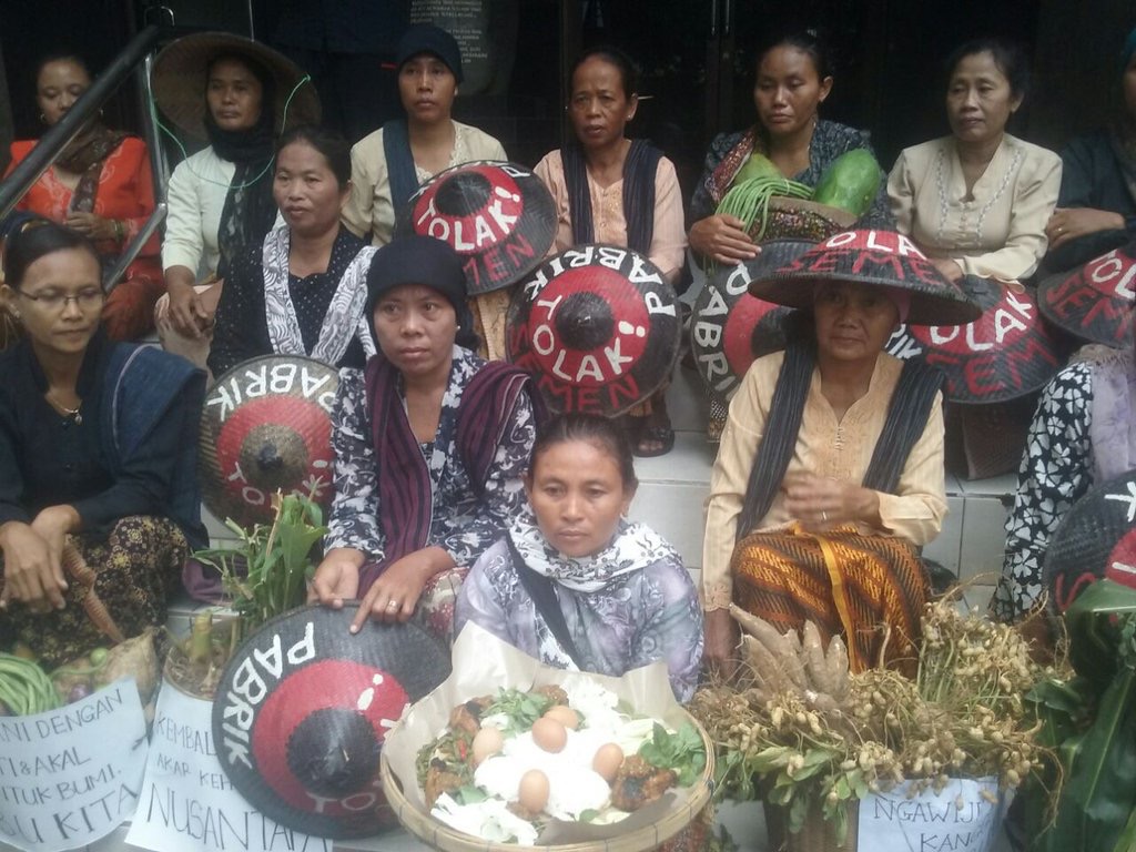 Ibu-ibu petani membawa hasil alam dari Desa Kendeng. Mereka tengah menanti hasil audiensi dengan perwakilan Kedutaan Besar Jerman. FOTO: Print Wulung. 