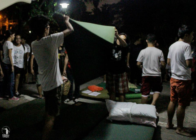 CAMP OUT. Students from the provinces and their supporters camp out near the Kalayaan dorm in UP Diliman in Quezon City as they await the fate of their appeal to be accommodated in dormitories. Photo by Philippine Collegian     