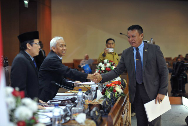 SAH. Wakil Ketua DPR Agus Hermanto memimpin rapat paripurna pengesahan revisi UU ITE. Ada 7 tambahan yang dimasukkan. Foto oleh DPR RI. 