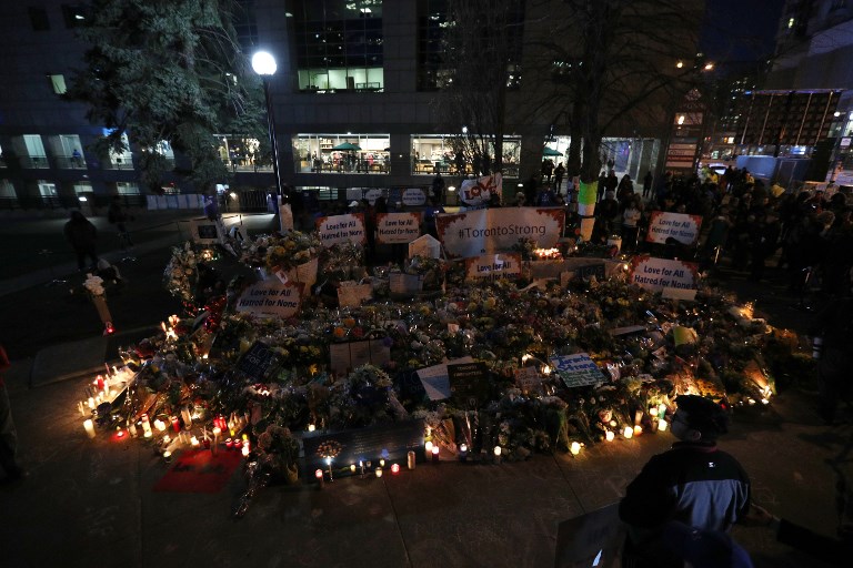 MEMORIAL. Candles surround the makeshift memorial at a makeshift memorial in Mel Lastman Square in Toronto for the victims of the van attack before a vigil on April 29, 2018. Photo by Lars Hagberg/AFP 