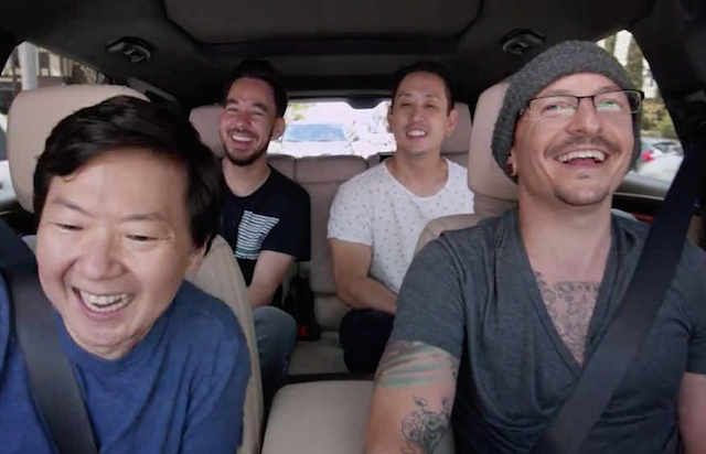 'CARPOOL KARAOKE'. Enam hari sebelum kematiannya, Chester Bennington sempat merekam tayangan 'Carpool Karaoke' bersama rekannya di Linkin Park dan komedian Ken Jeong. Foto dari screen capture akun Facebook Linkin Park 