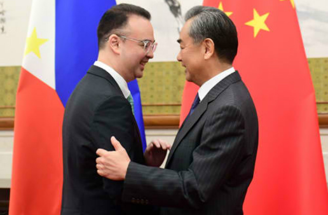 CLOSE TIES. Foreign Secretary Alan Peter Cayetano speaks with his Chinese counterpart, Foreign Minister Wang Yi, in a meeting in China on August 22, 2018. Photo courtesy of Chinese foreign ministry 
