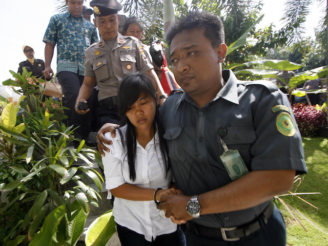 TIGHT SECURITY. Mary Jane escorted by Indonesian officers during an appeal hearing in Yogyakarta on March 3, 2015. Photo by Bimo Satrio/EPA
