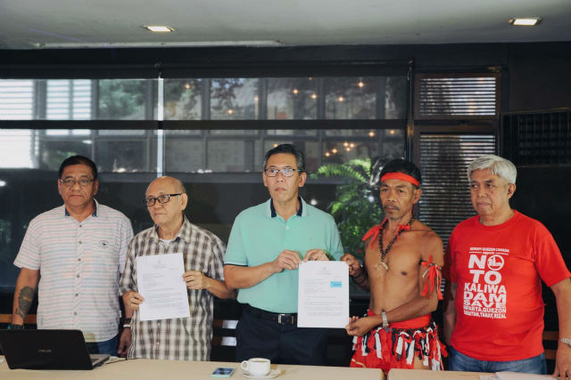 PUBLICIZE THE CONTRACTS. Human rights lawyer Chel Diokno (center) is representing the groups that are opposed to the China-funded Kaliwa Dam. Photo from Diokno's office 