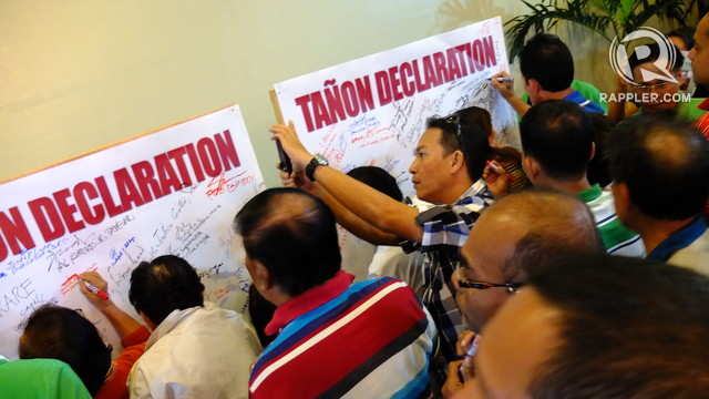 COMMITMENT. Mayors, barangay captains, conservations, fisherfolk and more sign the Tañon Declaration on February 12, 2015. Photo by Pia Ranada/Rappler 