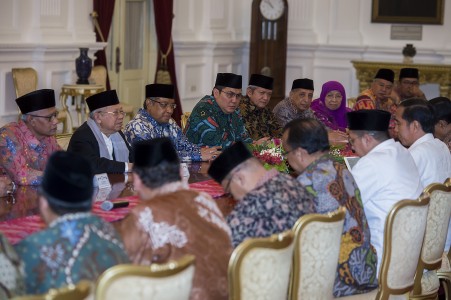 Presiden Joko Widodo melakukan pertemuan dengan para ulama di Istana Merdeka, Jakarta, Selasa (1/11). Foto oleh Widodo S. Jusuf/ANTARA 