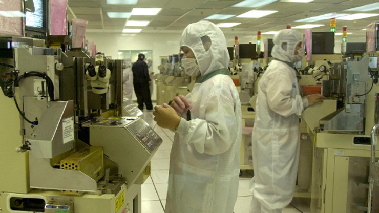 SEMICONDUCTOR WORKERS. The Philippines aims to go beyond merely assembling semiconductors and other electronic exports and enter the high-value stage of designing and inventing electronics. File photo by AFP
