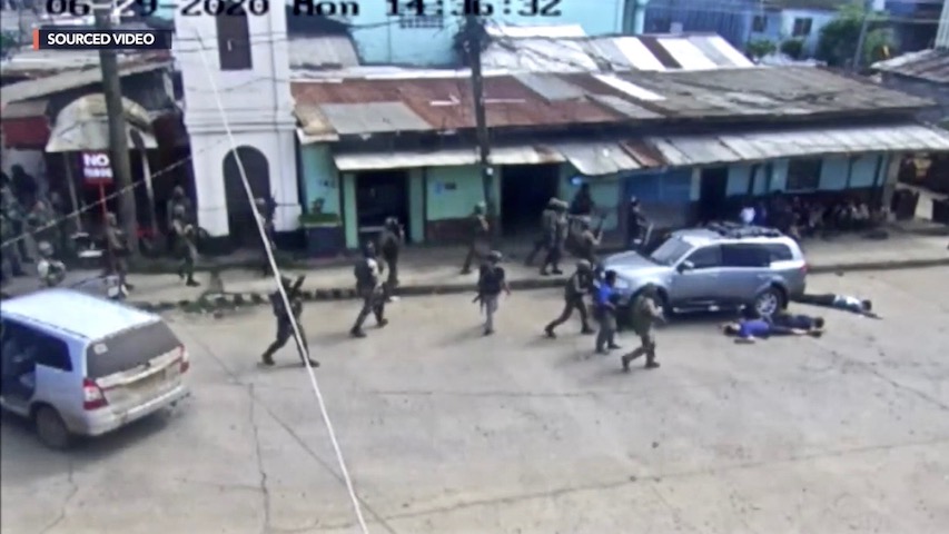 TAKEOVER. Soldiers take over the Jolo crime scene where 4 of Army intelligence agents were shot dead by police. Rappler screenshot 