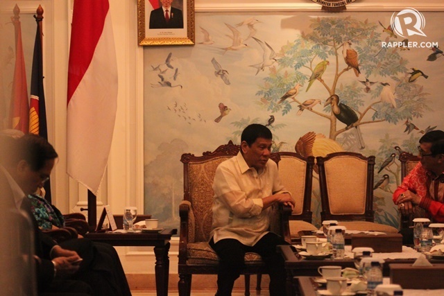 TIBA DI INDONESIA. Usai tiba di Bandara Halim, Presiden Rodrigo Duterte (sebelah kiri) tidak langsung bertolak ke mobil. Melainkan, dia menyempatkan diri untuk berdialog dengan Menteri Hukum dan HAM, Yasonna Laoly di ruang tunggu VVIP. Foto oleh Diego Batara/Rappler