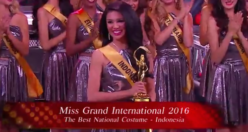 Ariska Putri Pertiwi memenangkan kategori Best National Costume. Foto dari screen capture Facebook Live MGI 2016.  