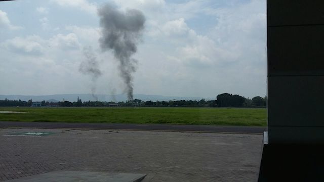 Kepulan asap dari pesawat T-50 Golden Eagle milik TNI AU yang jatuh saat atraksi di Bandara Adi Sucipto, Yogyakarta, pada 20 Desember 2015. Foto diambil beberapa detik setelah pesawat jatuh. Foto oleh Rappler  