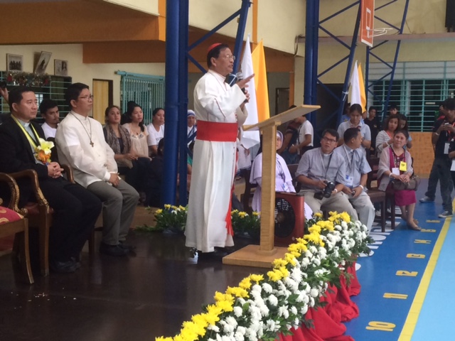 PAPAL ENVOY. Yangon Archbishop Charles Maung Cardinal Bo speaks before the kids of Barangay Pasil, one of the poorest areas in Cebu City. 