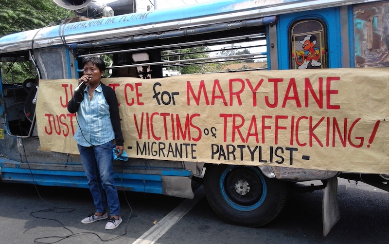 VELOSO'S MOTHER. Celia Veloso, Mary Jane Veloso's mother, tells a group of protesters about her daughter's sufferings. All photos by Bea Orante/Rappler  