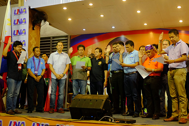 UNA MEMBERS. JV Bautista (left) leads the swearing-in of top leaders in Mindanao, including Misamis Oriental governor Yevgeny 'Bambi' Emano (right), as Vice President Jejomar Binay (2nd, left) looks on. Bobby Lagsa/Rappler