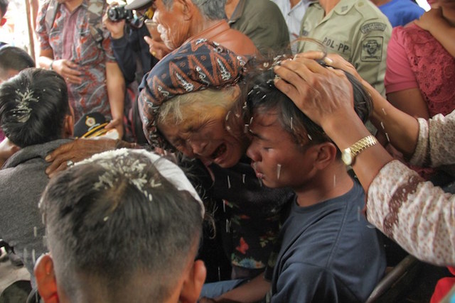 SELAMAT. Suasana haru terlihat saat pertemuan antara korban selamat dengan anggota keluarga mereka. Foto oleh Lazuardy Fahmi/AFP 