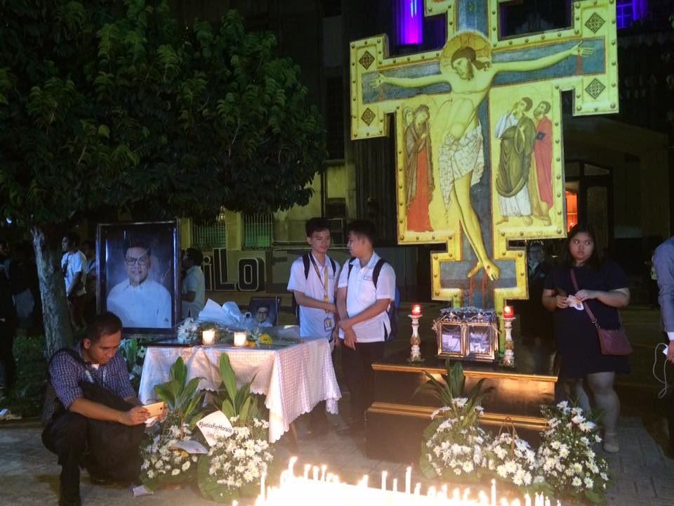 JUSTICE FOR HORACIO. The University of Santo Tomas holds a prayer vigil for Horacio Castillo III on October 27, 2017. Photo by Lian Buan/Rappler 