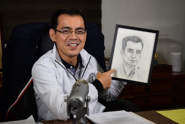 MAYOR WITH A FANDOM. Isko Moreno pulls out a portrait given by a supporter during his weekly The Capital Report address. Manila PIO photo  