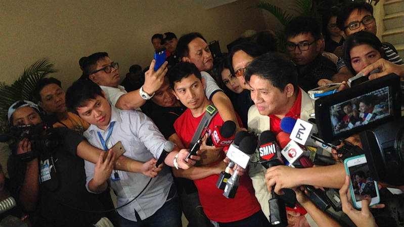 PHILIPPINE MEDIA. Filipino reporters conduct a doorstop interview at the House of Representatives. File photo by Bea Cupin/Rappler 