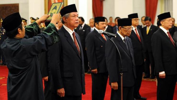 Jan Darmadi, pojok kanan, dilantik menjadi anggota Wantimpres, Senin (19/1). Foto oleh Setkab.go.id