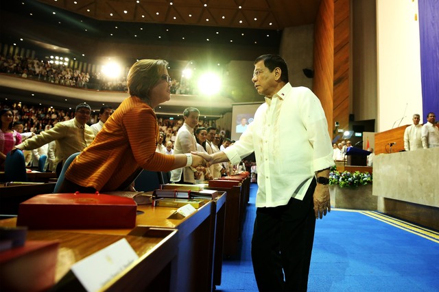 MEETING. President Rodrigo Duterte shakes hands with De Lima before delivering his 1st State of the Nation Address in 2016. The senator would not be able to attend his 2nd SONA. Malacañang file photo    