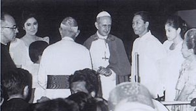 PAPSTBESUCH. Papst Paul VI. besucht zum ersten Mal die Philippinen und trifft 1970 den ehemaligen Präsidenten Ferdinand Marcos. Dateifoto aus dem Marcos Presidential Center 