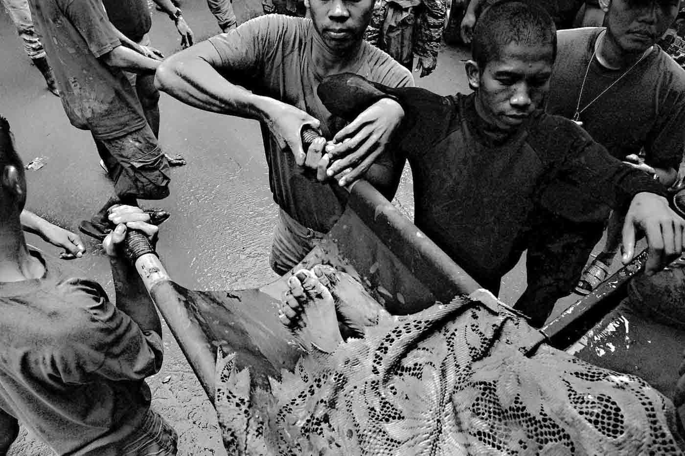 COUNTING CORPSES. Philippine Navy soldiers load cadavers recovered inside Provident village in Marikina City in September 2009 when Tropical Storm Ondoy (Typhoon Ketsana) wreaked havoc in Luzon.    