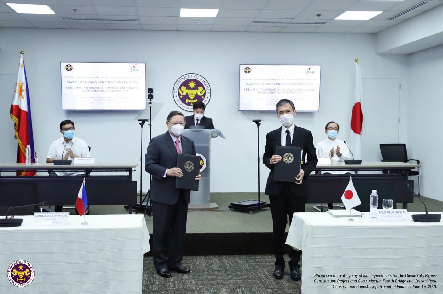 LOAN DEAL. Finance Secretary Carlos Dominguez III and Japan International Cooperation Agency chief representative Eigo Azukizawa sign the P75.5-billion loan deal for Cebu and Davao road projects on June 16, 2020. Photo from Department of Finance 