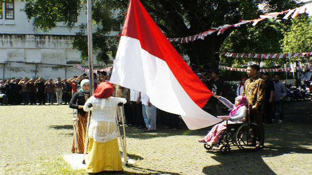 Sejumlah penyandang disabilitas mengikuti upacara bendera HUT Kemerdekaan ke-71 di Gedung Indonesia Menggugat Bandung, Jawa Barat, Rabu, 17 AGUSTUS. Foto oleh Antara/Agus Bebeng/aww/16. 
